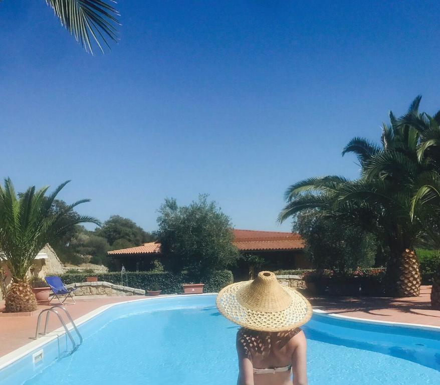 Residence Villa Smeralda Telti エクステリア 写真
